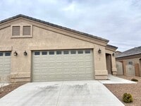 Building Photo - Beautiful 3 Bedroom Townhome Near Kingman Hospital!