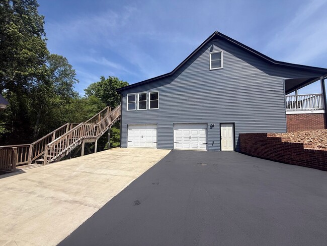 Building Photo - Sunroom, 2-Car Garage & Lawn Care Included | Pet-Friendly Cookeville Home