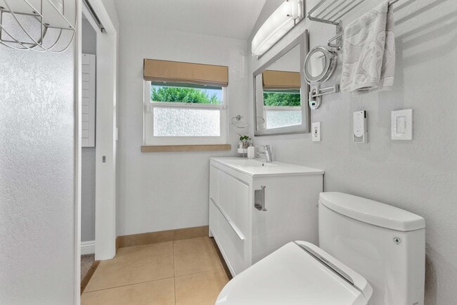 Building Photo - 841 W Latimer Ave