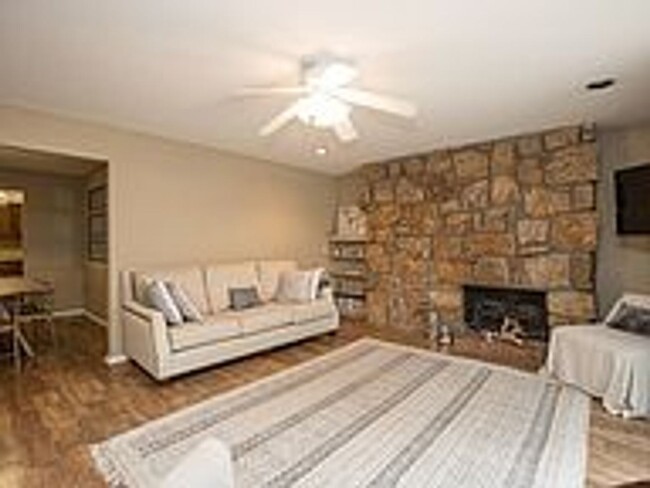 Building Photo - NO PETS ALLOWED: Wonderful 2 bedroom, 2 ba...