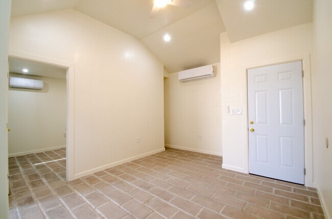 Building Photo - Newly Remodeled Home Near University of Arizona!