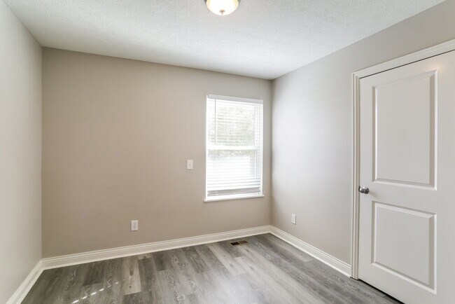 Building Photo - 585 Bettmann St