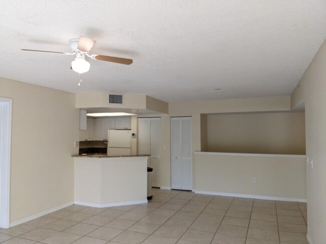 Building Photo - 1000 Crestwood Ct S