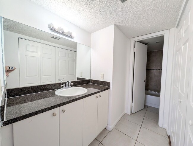 Building Photo - Spacious 2BR/2BA Residence – Great Kendall Location