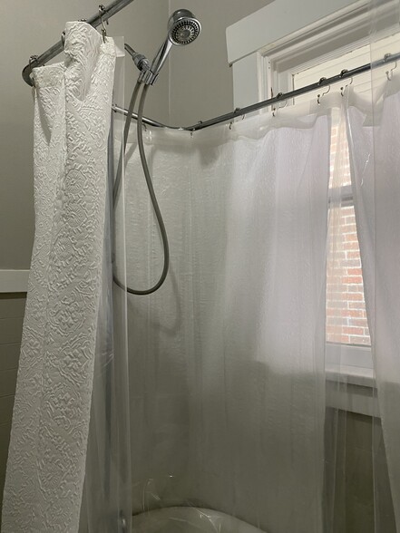 Up and down shower and tub - 812 Branard St