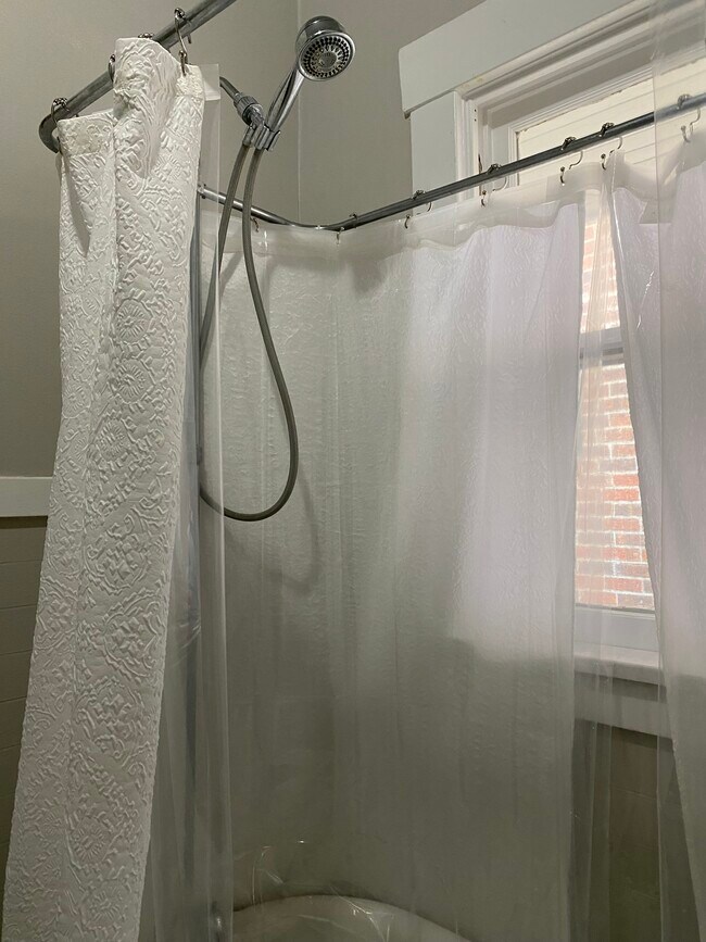 Up and down shower and tub - 812 Branard St