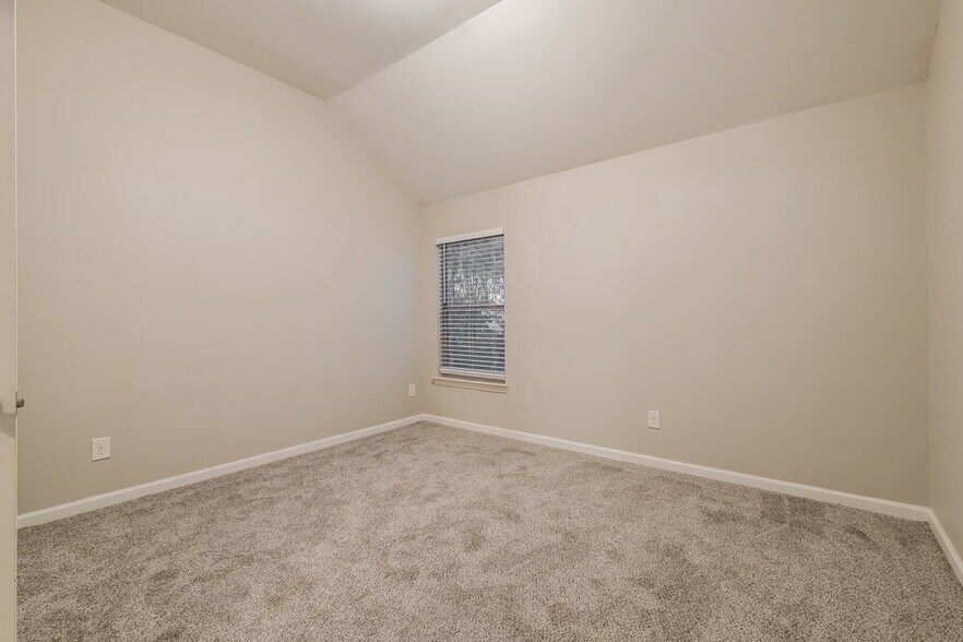 Building Photo - 559 Dahlia Dr