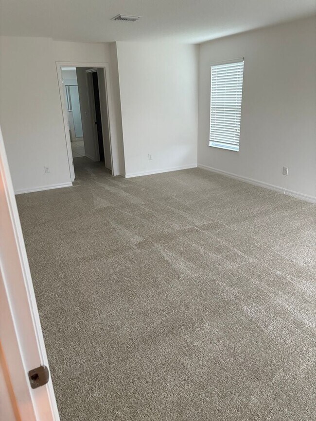Building Photo - IMMEDIATE OCCUPANCY !!! LARGE// 5 Bedroom ...