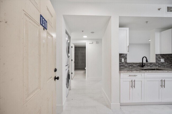 Building Photo - 1165 Golden Lakes Blvd