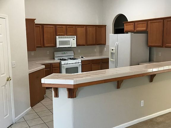 Building Photo - 4 Bed Sanger Home!!