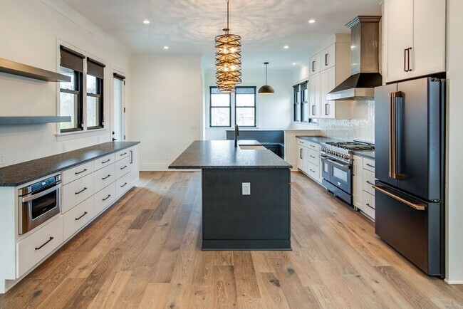 Building Photo - Like New 4 Bedroom Luxury Home in Franklin TN