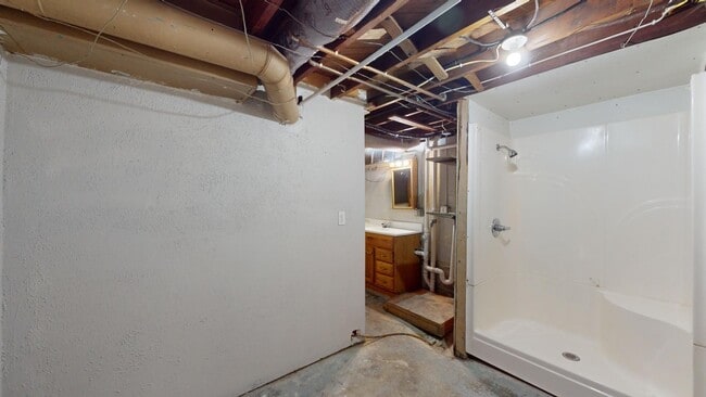 Building Photo - AVAILABLE AUGUST 1st! Spacious 4 Bedroom House Near Campus!