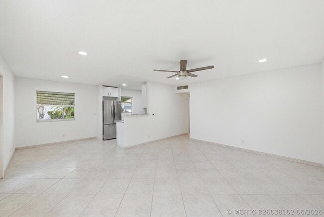 Building Photo - 28 Seville Dr