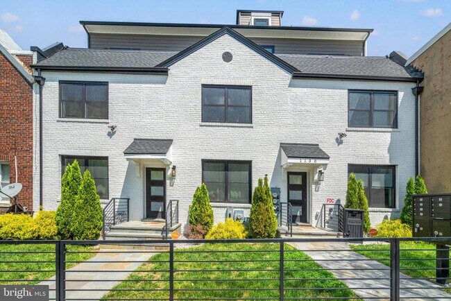 Building Photo - 1130 Penn St NE