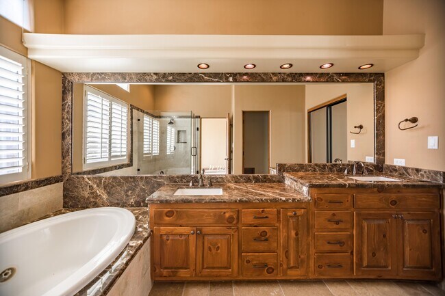 Building Photo - 10016 Bridgepointe NE