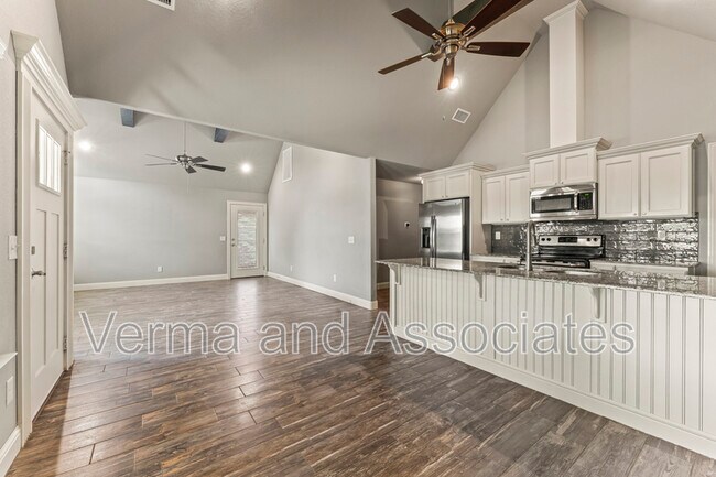 Building Photo - 3205 SW Riverstone Ave