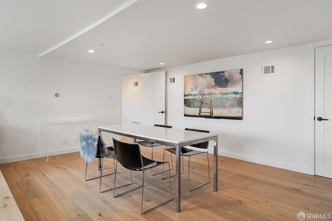 Building Photo - 628 Los Palmos Dr