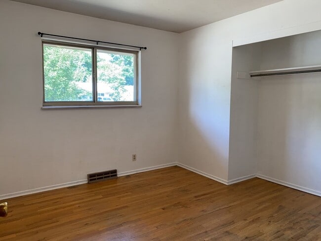 Building Photo - STUDENTS WELCOME! Sprawling Ranch Home w/ Large Fenced Yard