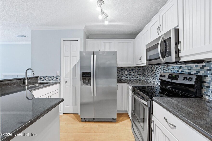 Building Photo - 400 Sandiron Cir