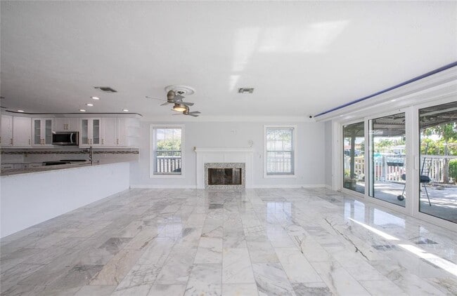 Building Photo - 551 Crystal Dr