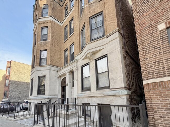 Building Photo - 3433 N Elaine Pl