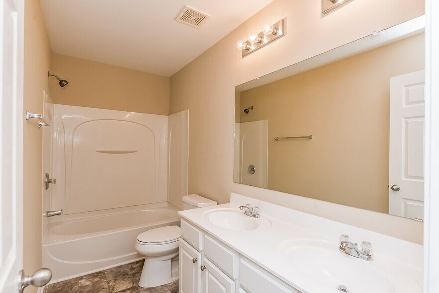 Building Photo - 2890 Centerglen Ln