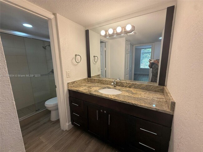 Building Photo - 8860 Fontainebleau Blvd