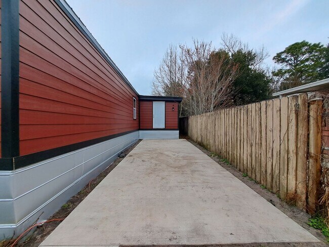 Building Photo - Nicely Renovated 3BR/2BA Mobile Home in Ba...