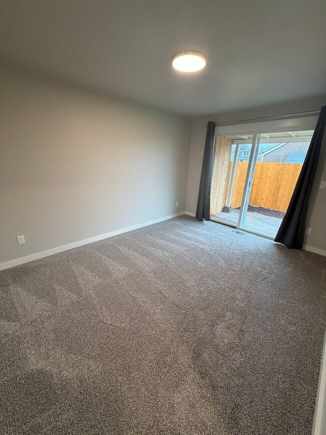 Building Photo - Newly Remodeled Large 2 Bedroom!