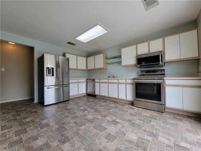 Building Photo - 1061 Canterbury Trail