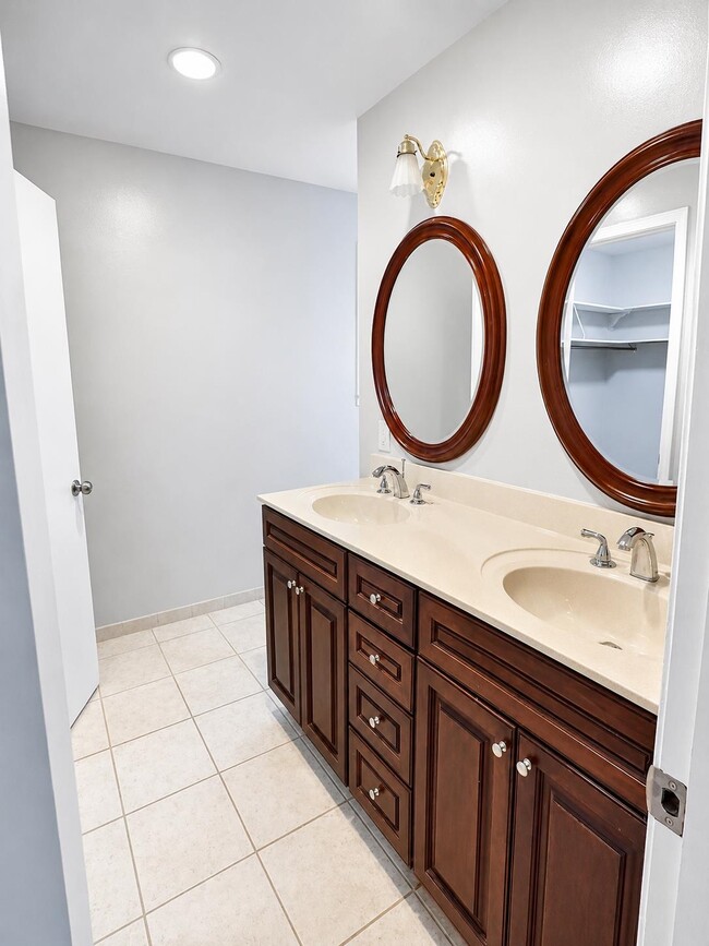 Building Photo - 1562 Holly Hill Dr