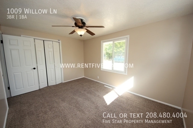 Building Photo - 1009 Willow Ln