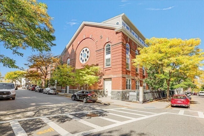 Building Photo - 616 E 4th St