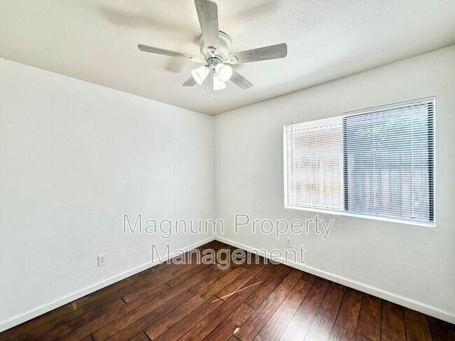 Building Photo - 25268 Shadescale Dr