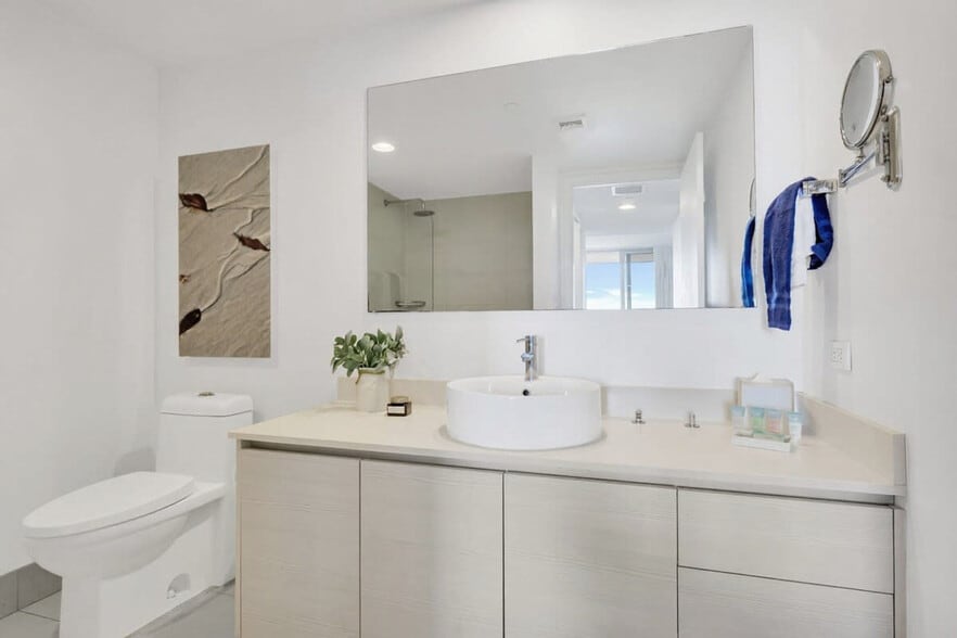 Building Photo - 2602 E Hallandale Beach Blvd