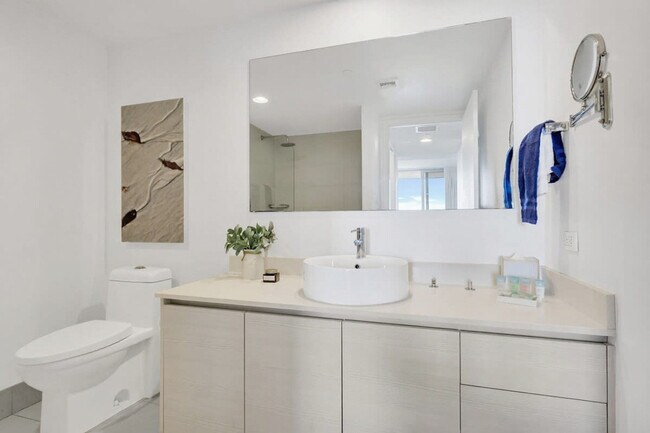 Building Photo - 2602 E Hallandale Beach Blvd