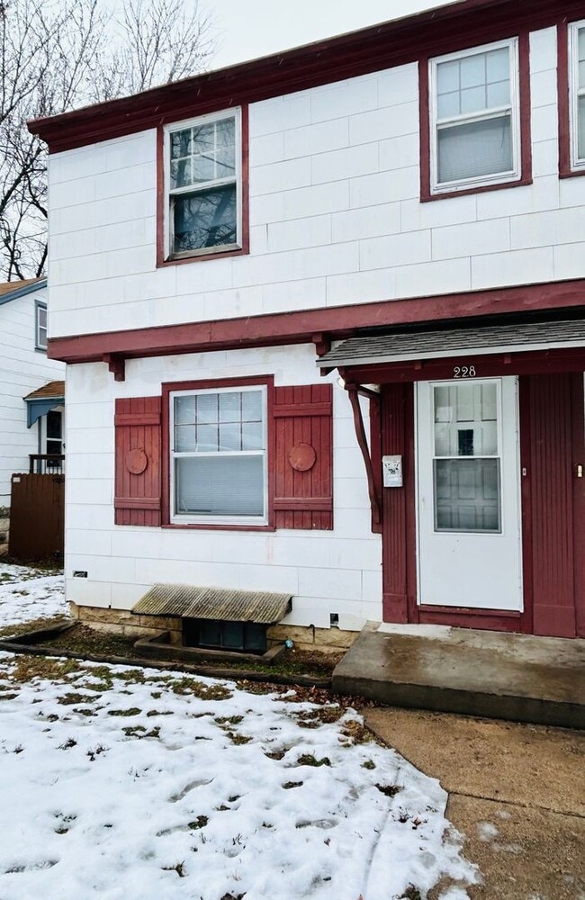 Building Photo - Spacious 2 Bedroom Home