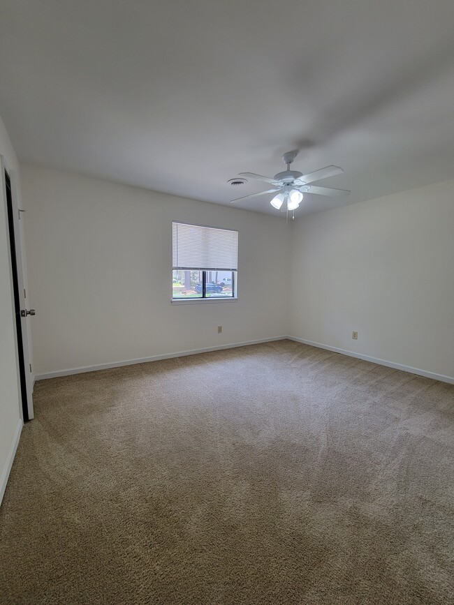 Building Photo - 102 Bramble Ct