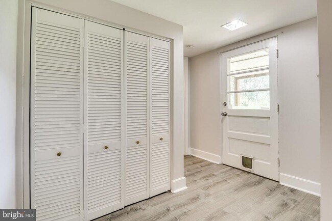 Building Photo - 6525 Byrnes Dr