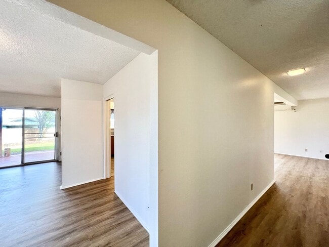Building Photo - Spacious 5br/2.5ba House w/enclosed yard &...
