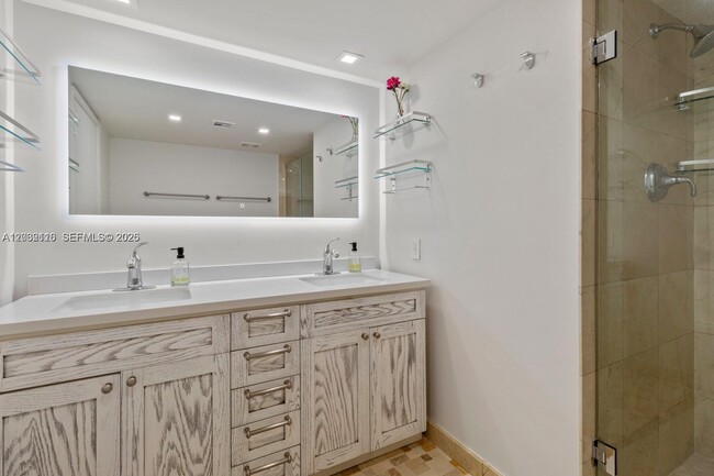 Building Photo - 520 Brickell Key Dr