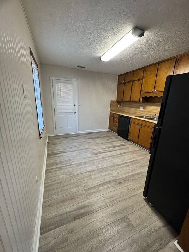 Building Photo - READY NOW!!! Beautiful brick front 2 bedroom 1 bath ranch duplex!