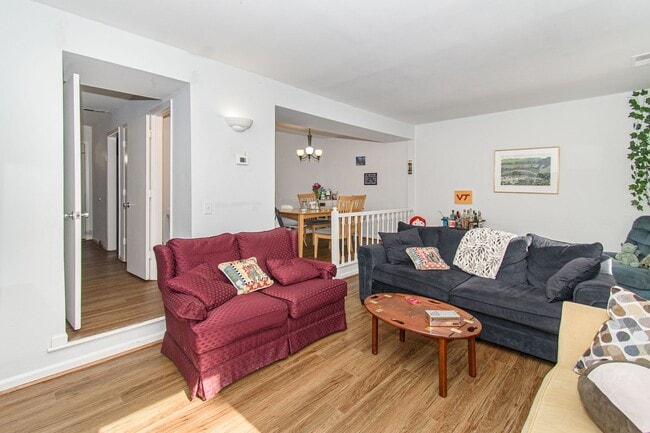 Building Photo - Charming 4 Bed 3.5 Bath Townhome