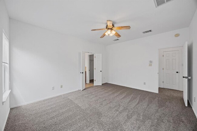 Building Photo - 914 N Creek Blvd