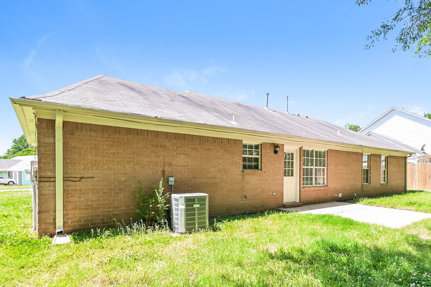 Building Photo - 9296 Brooks Cove