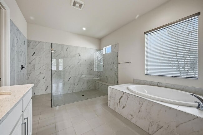 Building Photo - 9334 Crestview Cir