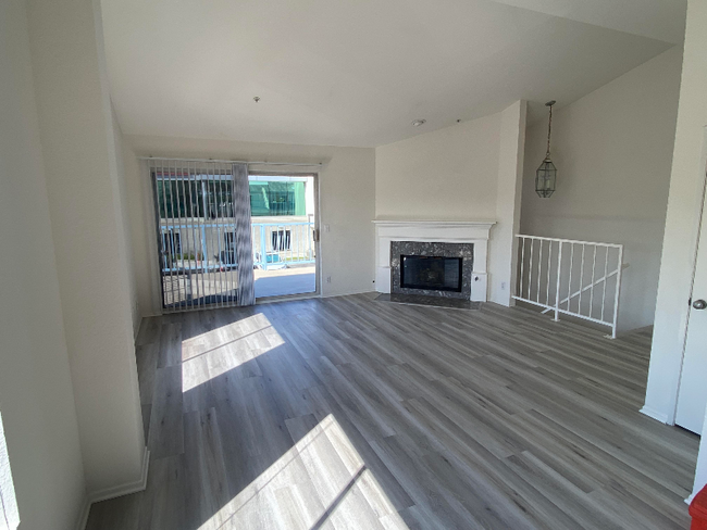 Building Photo - 861 Manhattan Beach Blvd