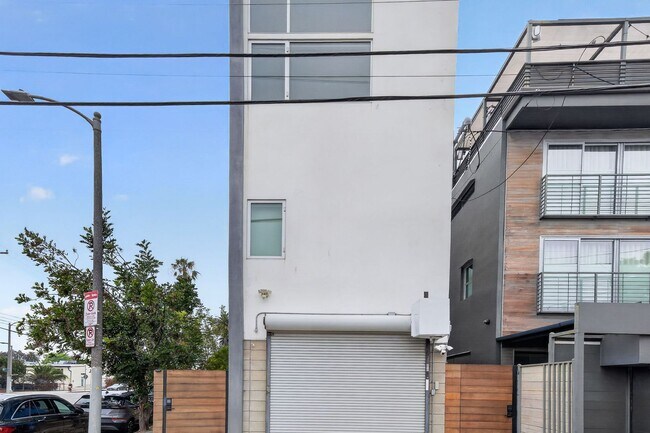 Building Photo - Discover this striking 3 bedroom apartment for rent in Venice, offering 4 bathrooms, contemporary...