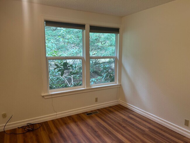 Building Photo - 4 Bedroom Home Near Whatcom Falls