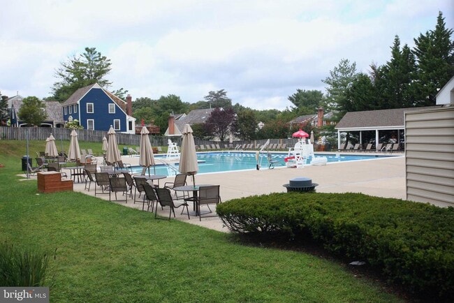 Building Photo - 913 Hillside Lake Terrace